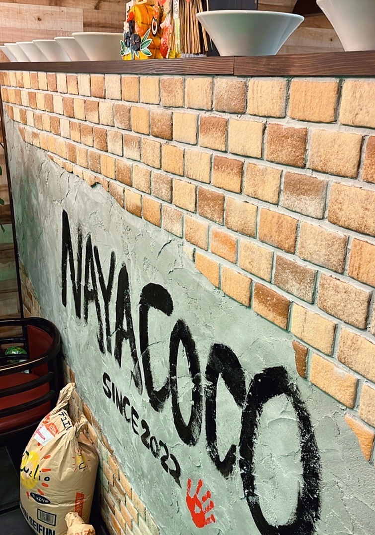 NAYACOCOの壁面ロゴ