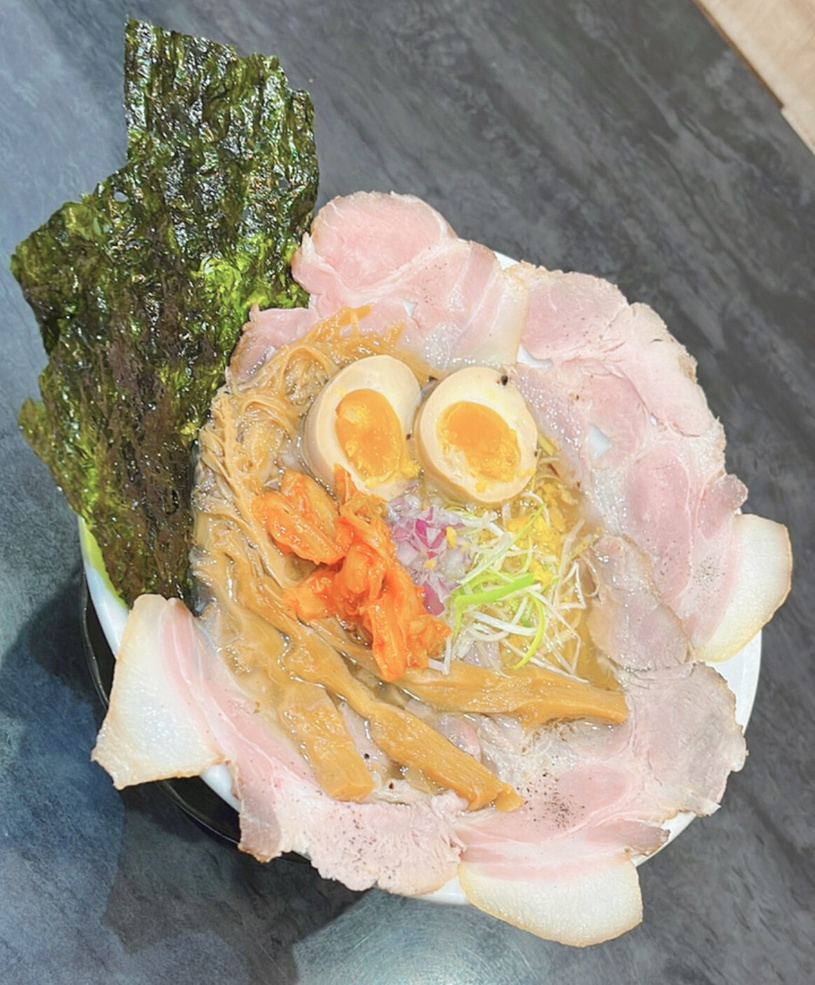 のりと味玉を添えた塩ラーメン